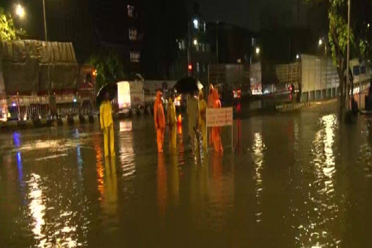 Mumbai Rain: મુંબઈમાં ભારે વરસાદ બન્યો આફત, ઘણા રસ્તા પાણીમાં ડુબ્યા, IMD એ જાહેર કર્યું ઓરેન્જ એલર્ટ