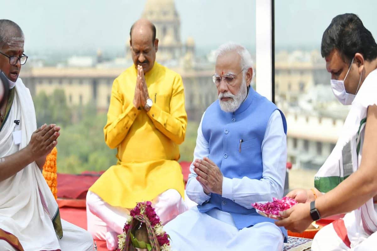 9500 કિલો વજન અને 6.5 મીટર ઊંચાઇ, જુઓ સંસદ ભવનની છત પર લાગેલા અશોક સ્તંભના PHOTOS