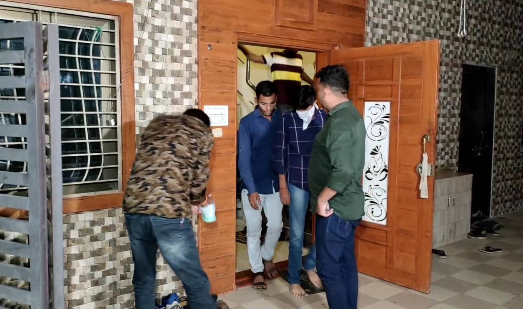 અડધી રાત્રે વલસાડ જિલ્લા પોલીસવડા ડૉ રાજદીપસિંહ ઝાલાએ વલસાડ નજીક આવેલા અતુલની એક સોસાયટીમાં આવેલા ઘરમાં રેડ કરી હતી. રેડ દરમિયાન 20થી વધુ શોખીનો શરાબ કબાબની મહેફિલ માણતા ઝડપાયા હતા. જોકે ચોકાવનારી વાતે એ છે કે, કાયદાના રક્ષક એવા એક પોલીસ અધિકારી અને પોલીસકર્મીઓ પણ આ મહેફિલમાંથી ઝડપતા સમગ્ર પંથકમાં ચકચાર મચી ગઈ હતી. વલસાડ જિલ્લા પોલીસવડાએ સ્થળ પર જ હાજર રહી અને સ્થળ પરથી લાખોનો મુદ્દામાલ પણ કબજે કરાવ્યો હતો.