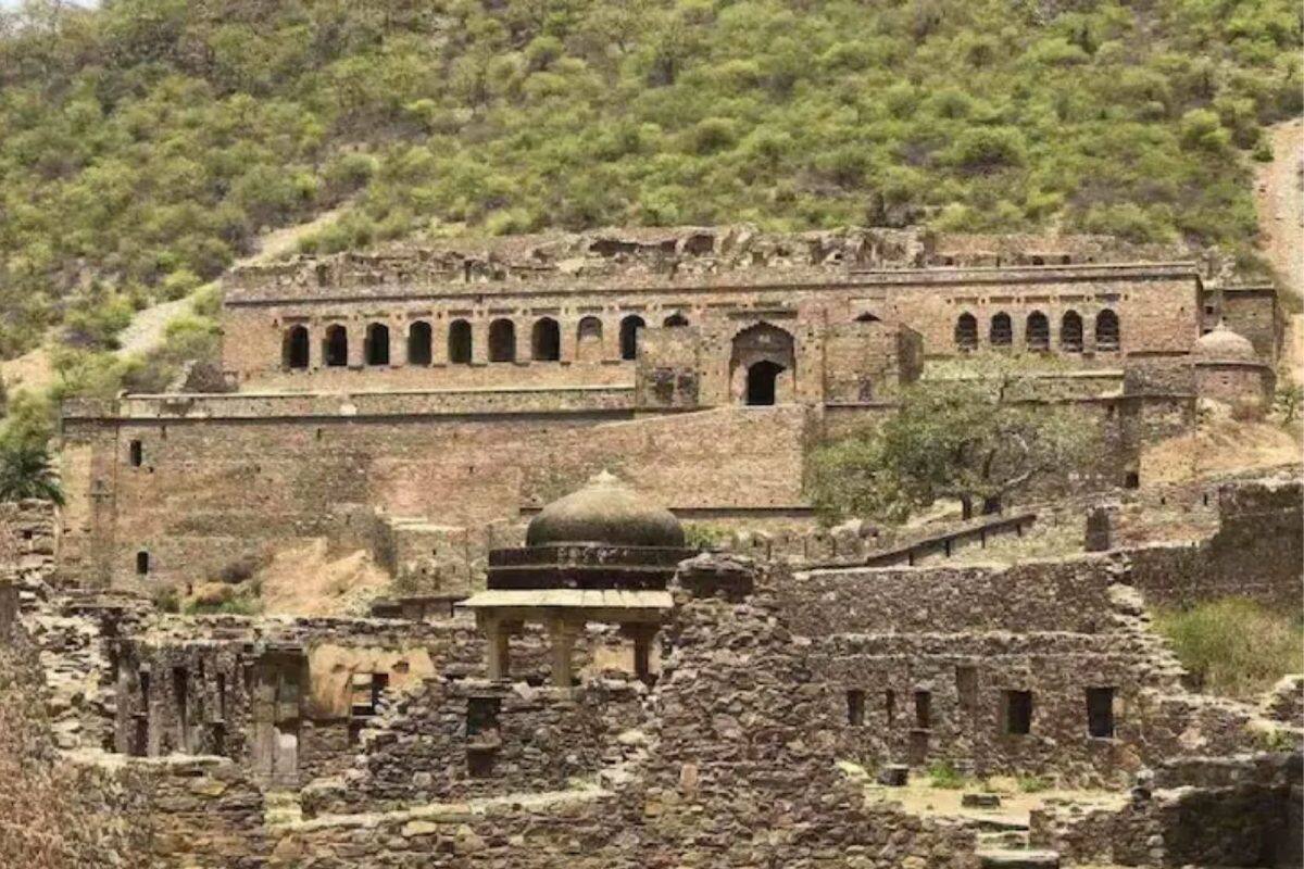 Most Haunted places: આ છે દુનિયાની 10 સૌથી ભૂતિયા જગ્યાઓ, દિવસ દરમિયાન પણ જતાં ધ્રૂજી ઉઠે છે લોકો