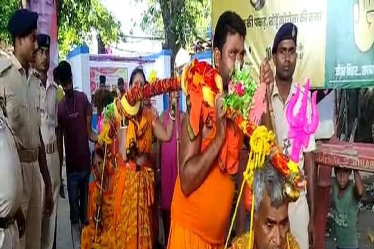 કળીયુગનો શ્રવણ: માતા-પિતાને કાવડમાં બેસાડી 105 કિલોમીટરની પગપાળા યાત્રા પર નીકળ્યો પુત્ર