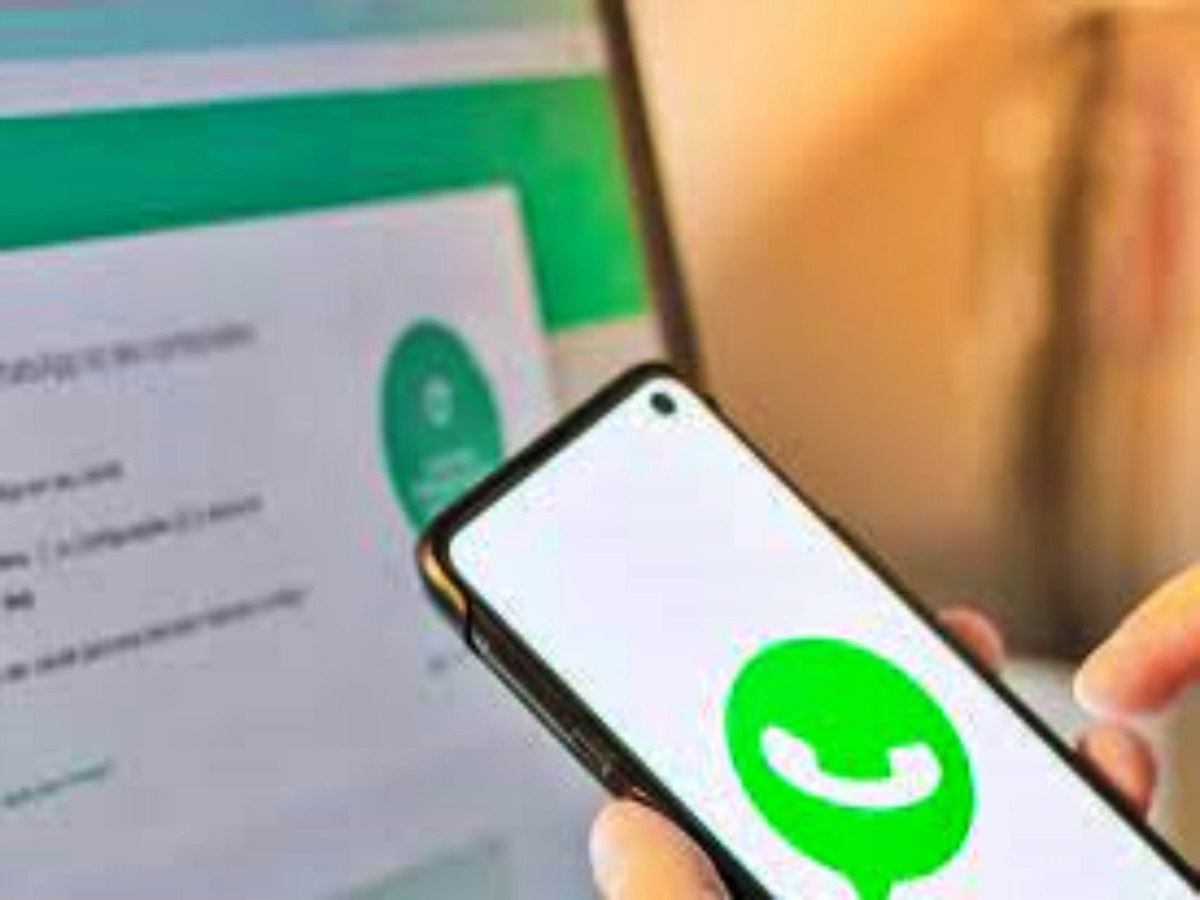 Approve new participants: WABetaInfo એ જાહેર કર્યું છે કે WhatsApp એક નવા ફીચર 'નવા સહભાગીઓને મંજૂરી આપો' પર કામ કરી રહ્યું છે. એવું કહેવામાં આવ્યું છે કે WhatsApp, WhatsApp બીટા એન્ડ્રોઇડ 2.22.18.9 માટે ગ્રુપ સેટિંગ પર કામ કરી રહ્યું છે, જેમાં ગ્રુપ એડમિન નવા પાર્ટિસિપન્ટ્સને મંજૂરી આપશે. મતલબ કે ગ્રુપ એડમિન નક્કી કરી શકશે કે કોને ગ્રુપમાં એડ કરવામાં આવશે અને કોને નહીં. હાલમાં આ ફીચર ડેવલપમેન્ટ સ્ટેજમાં છે.
