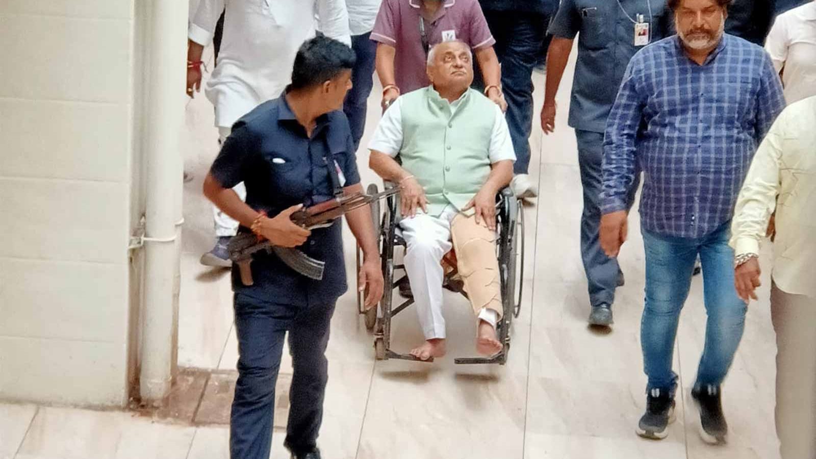 Nitin Patel injured in Kadi after stray cattle attack - રખડતા પશુએ હુમલો  કરતા નીતિન પટેલ ઈજાગ્રસ્ત – News18 Gujarati