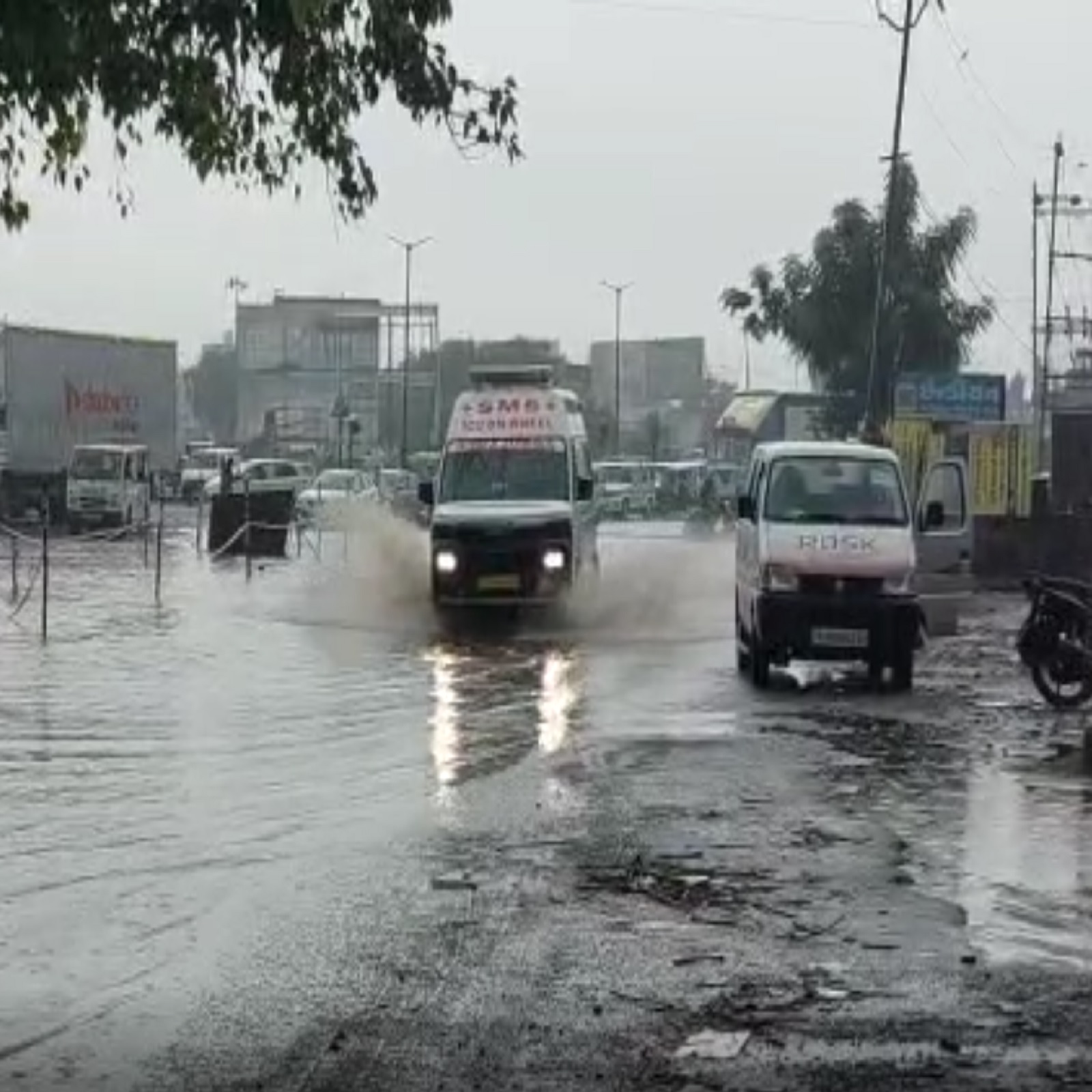  હવામાન વિભાગની આગાહી પ્રમાણે ઉત્તર ગુજરાતના જિલ્લાઓમાં આજે વરસાદી માહોલ રહ્યો છે. ખાસ કરીને સાબરકાંઠાના હિંમતનગરમાં બે કલાકમાં સાડા ત્રણ ઈંચ વરસાદ પડતા હિંમતનગર પાણી પાણી થઈ ગયું હતું. સતત વરસાદથી ઘણી દૂકાનોમાં પાણી ઘૂસી ગયા હતા. તો દુકાનદારોના માલ સામાનને પણ નુકસાન થયું હતું. વેપારીઓનુ કહેવુ છે કે, વરસાદી પાણીના નિકાલની વ્યવસ્થા ન હોવાથી વેપારીઓને ભોગવવુ પડે છે. કારણ કે વરસાદી પાણી ભરાયેલા હોવાથી ગ્રાહકો પણ આવતા નથી.