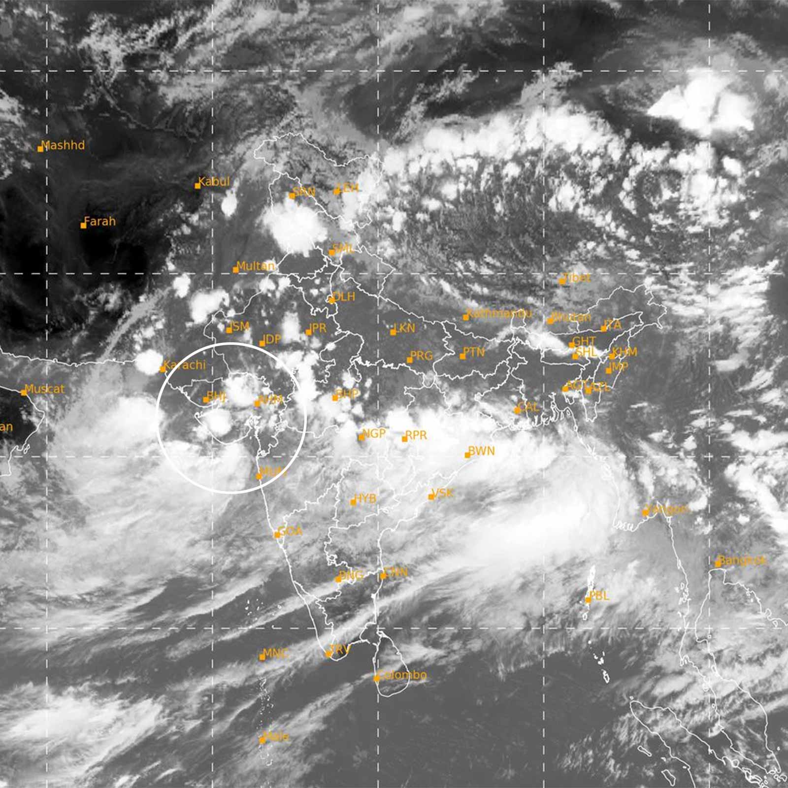  અમદાવાદ: ગુજરાતમાં આજથી ત્રણ દિવસ સુધી ભારેથી અત્યંત ભારે વરસાદની આગાહી (Heavy rain forecast) આપવામાં આવી છે. આજે એટલે કે નવમી ઓગસ્ટના રોજ વલસાડ જિલ્લા (Valsad district)માં અત્યંત ભારે વરસાદની આગાહી આપવામાં આવી છે. સૌરાષ્ટ્ર (Saurashtra) અને દક્ષિણ ગુજરાત (South Gujarat Rain forecast)ના અમુક જિલ્લાઓમાં ભારેથી અતિભારે વરસાદની આગાહી આપવામાં આવી છે. બીજી તરફ ઉત્તર ગુજરાત (North Gujarat)માં હાલ વરસાદ માટે કોઈ આગાહી આપવામાં આવી નથી.