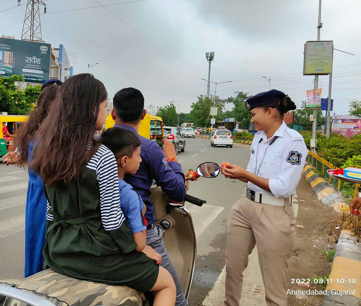  દીપિકા ખુમાણ, ઋત્વીજ સોની, અમદાવાદ: અમદાવાદમાં આજે ટ્રાફિક પોલીસ (Ahmedabad traffic police) મહિલાઓએ રક્ષાબંધનની અનોખી રીતે ઉજવણી કરી છે. આજે રક્ષાબંધન (Raksha Bandhan)ના અવસરે સવારથી જ ટ્રાફિક મહિલા પોલીસે હાથમાં મેમોની બુક નહીં પરંતુ કંકુ, ચોખા, રાખડી અને મીઠાઈ સજાવેલી થાળી રાખી હતી. જેની પાછળનું કારણ હતું કે લોકો તહેવારના દિવસે પોતાના જીવનનું મૂલ્ય સમજે અને પોતાની સુરક્ષાનું ધ્યાન રાખે. બીજી તરફ અમદાવાદની સાબરમતી મધ્યસ્થ જેલ (Sabarmati central jail) ખાતે રક્ષાબંધનની ઉજવણી કરવામાં આવી હતી. આ સમયે ખૂબ જ ભાવુક દ્રશ્યો સર્જાયા હતા.