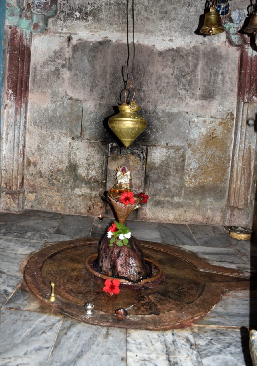  Nidhi dave, Vadodara : જિલ્લામાં એક એવું શિવમંદિર (Shiv Temple) આવ્યું છે, જેના વિશે એવી માન્યતા પ્રચલીત છે કે એ મંદિર સતયુગમાં બનાવવામાં આવ્યું છે. વળી, આ માન્યતાને જાણે સમર્થન મળતું હોય એમ અહીં ચોથીપાંચમી સદીના શિવ પંચાયતન મંદિરના ભગ્નાવેશેષો મળી આવ્યા છે. આ અવશેષો આપણી સંસ્કૃતિના ભવ્ય ભૂતકાળનું (Glorious Past) સાક્ષ્ય પૂરે છે. આ મંદિર પોતાના પેટાળમાં અનેક રહસ્યો સંગ્રહી કાળની થપાટો સામે આજેય અડીખમ ઉભું છે.