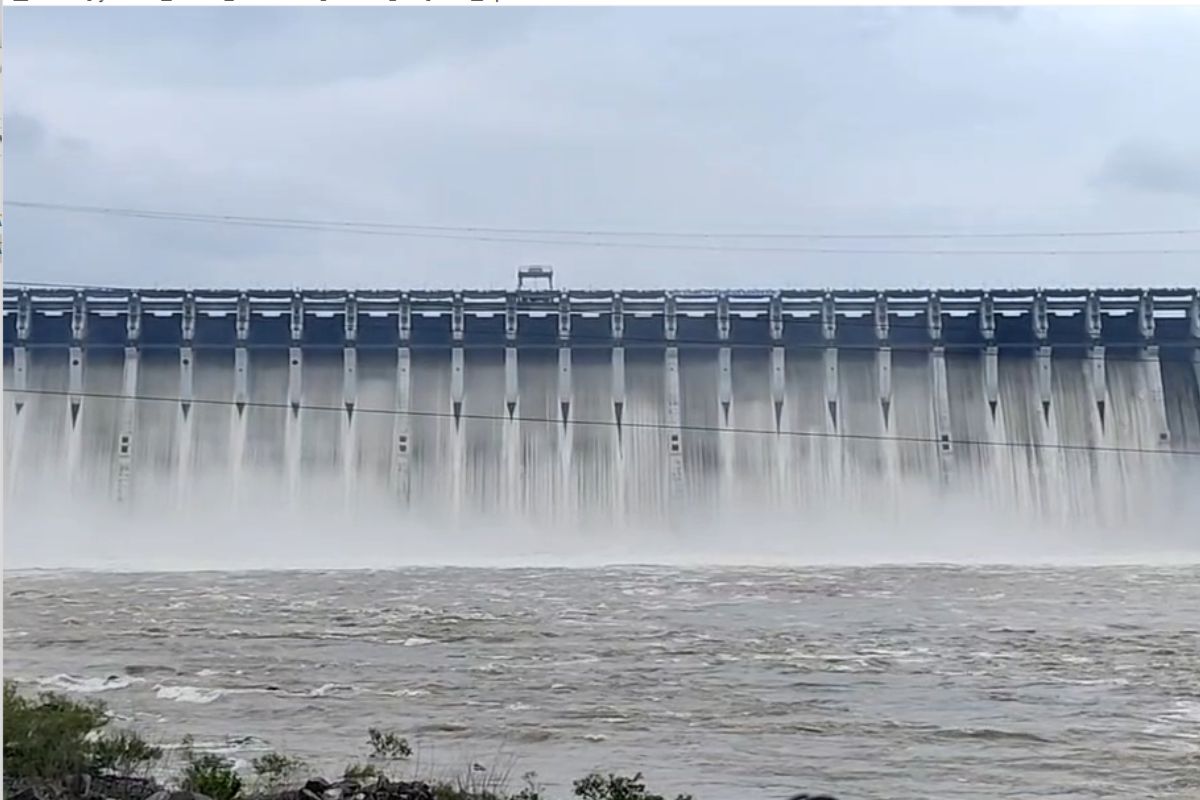  રાજપીપલા: નર્મદા જિલ્લાના ગરૂડેશ્વર તાલુકાના SOU-એકતાનગર ખાતે સરદાર સરોવર નર્મદા ડેમની જળ સપાટી આજે 23મી ઓગસ્ટે મંગળવારના રોજ બપોરે 3 કલાકે 135.78 મીટરે નોંધાયેલ છે. ઉપરવાસમા ભારે વરસાદને કારણે ઉપરવાસના જળાશયોમાં પાણીની આવક વધવાને કારણે આજે સવારે 10 કલાકે નર્મદા ડેમના 23 દરવાજાને 3.05 મીટરની ઉંચાઇ સુધીના ખોલીને નર્મદા ડેમમાંથી આજે હાલમાં આશરે સરેરાશ 5 (પાંચ) લાખ ક્યુસેક પાણીના જથ્થાની આવક થઇ રહી છે. અને આ લેવલે ડેમના જળાશયમાં ગ્રોસ સ્ટોરેજ 8,599.30 મિલીયન ક્યુબીક મીટર (MCM) જથ્થો નોંધાયેલ છે અને આજે સવારે 10 કલાકે ડેમની જળ સપાટી 135.95 મીટરે નોંધાઇ હતી. આજની સ્થિતીએ નર્મદા ડેમમાં પાણીનો 91 ટકા જથ્થો ભરાયેલ છે. આશરે છેલ્લા 34 દિવસથી દરરોજ રિવર બેડ પાવર હાઉસમાં વીજળીનું ઉત્પાદન થઇ રહ્યું છે. રિવરબેડ પાવર હાઉસ અને કેનાલ હેડ પાવર હાઉસ દ્વારા છેલ્લા 34 દિવસમાં આશરે કુલ રૂપિયા 161.76 કરોડની કિંમતનું વીજ ઉત્પાદન થયેલ હોવાની જાણકારી પણ સરદાર સરોવર-નર્મદા ડેમ વિભાગ તરફથી પ્રાપ્ત થઇ છે.