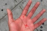 હથેળી પર જાદુઈ ક્રોસનું નિશાનવાળા લોકો હોય છે નસીબદાર, તમારા હાથમાં છે કે નહીં આ રીતે જુઓ