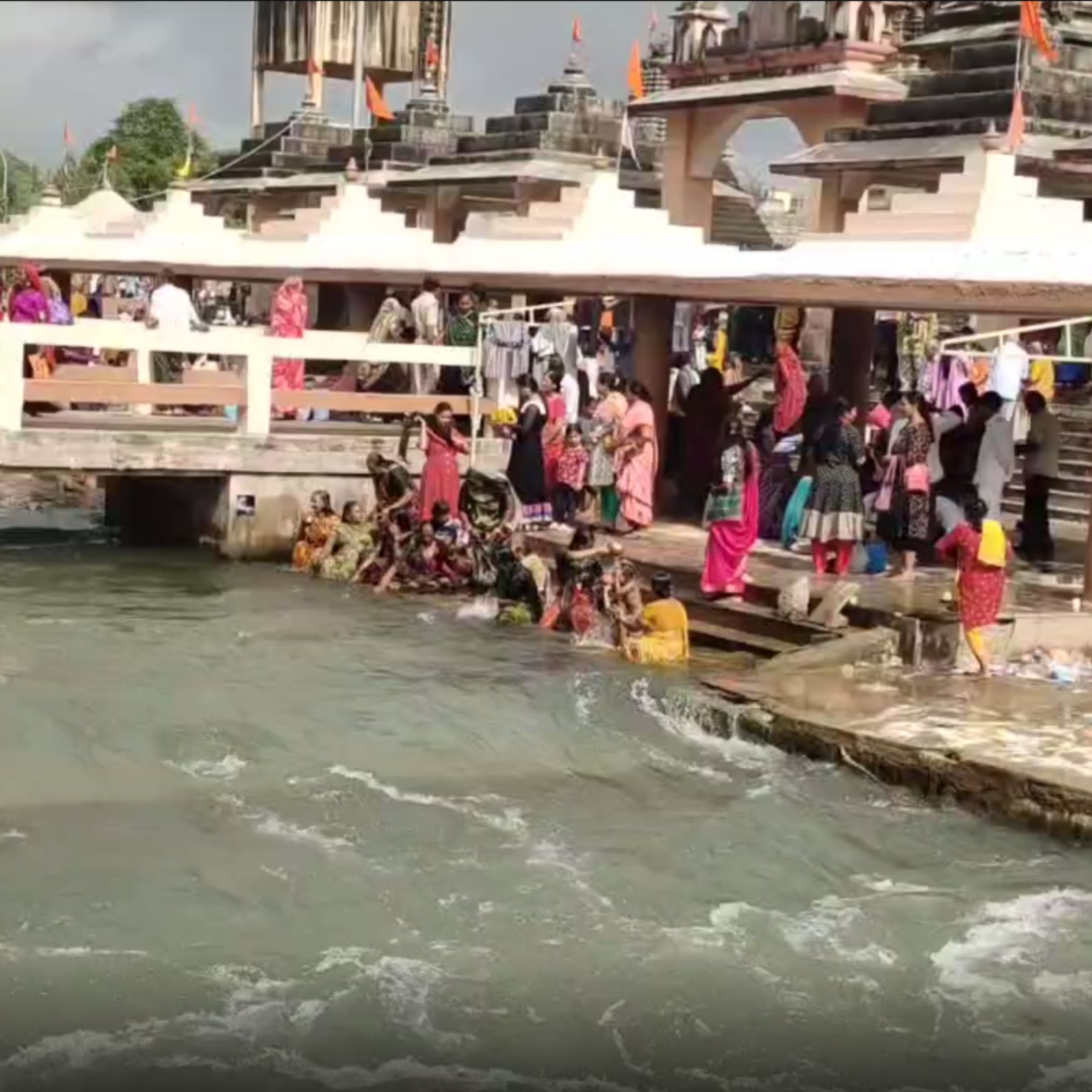  દિનેશ સોલંકી, સોમનાથ : આજે શ્રાવણ મહિનાનો અંતિમ દિવસ આખા રાજ્યમાં ધામધૂમપૂર્વક ઉજવવામાં આવે છે. આજે અમાસને  દિવસે પ્રાચી તીર્થમાં માનવ મહેરામણ ઉમટ્યુ છે. ભાદરવી અમાસનાં નામે ઓળખાતી આ અમાસે પ્રાચીનાં પીપળે પાણી રેડવાનું અને પિતૃ તર્પણ કરવા માનવ મહેરામણ ઉમટ્યું છે.