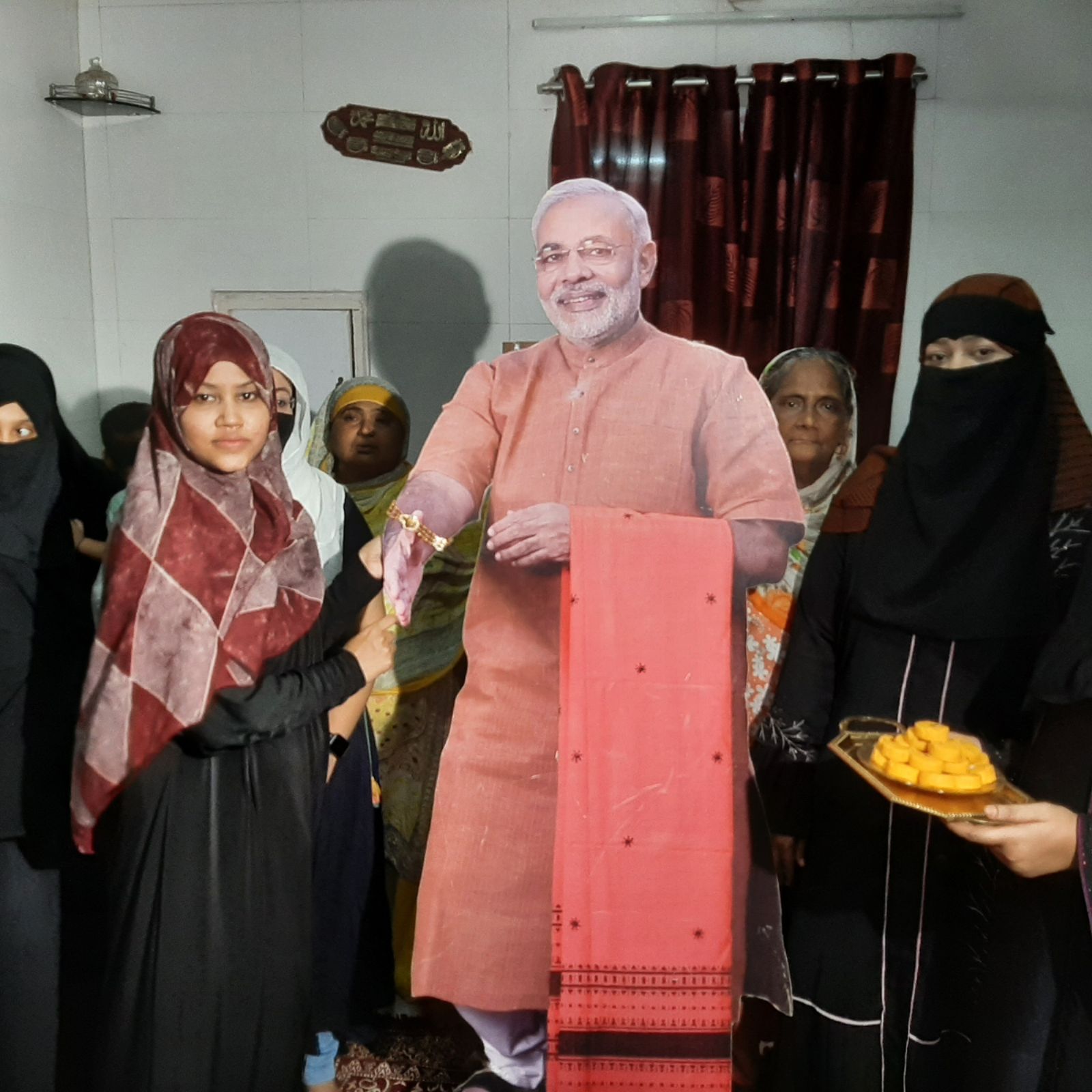  વિભુ પટેલ, અમદાવાદ : પવિત્ર રક્ષાબંધનનો (Raksha Bandhan 2022) તહેવાર હિંદુઓનો છે. પરંતુ આ રક્ષા બંધના તહેવારમાં પણ કોમી એકતા જોવા મળી. નરેન્દ્ર મોદી (PM Modi Rakhi Special) મુખ્યમંત્રી હતા ત્યારે મુસ્લિમ બહેનો (Muslim Sister tie to PM Narendra Modi) ગાંધીનગર જઈને રાખડી બાંધતી હતી. નરેન્દ્ર મોદી વડાપ્રધાન બન્યા બાદ રાખડી બાંધવા માટે દિલ્હી જઈ શકતા નથી. ત્યારે મુસ્લિમ બહેનો દ્વારા વડાપ્રધાન નરેન્દ્ર મોદીના સ્ટેચ્યૂને રાખડી બાંધી. આ પરંપરાને જાળવી રાખી છે. એટલું જ નહિ શ્રાવણ માસ ચાલી રહ્યો છે. ત્યારે સોનામાં રુદ્રાક્ષ અને શિવલિંગની રાખડી બનાવી વડાપ્રધાન નરેન્દ્ર મોદીના સ્ટેચ્યૂને બાંધી છે.