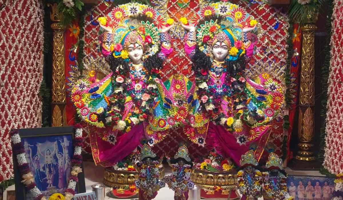  Nidhi Jani, Surat: જન્માષ્ટમી (Krishna janmashtami 2022) આવતાની સાથે દરેક શેરીઓ હાથી ઘોડા પાલકી, જય કન્હૈયા લાલ કી, ‘નંદ ઘેર આનંદ ભયો, જય યશોદા લાલ કી’ ના નાદથી ગુંજી ઊઠે છે. ત્યારે જન્માષ્ટમીના આ પર્વ પર કઈ રીતે ભગવાનની (Lord Krishna) પુજા (Krishna Pooja) કરવી જોઈએ તેની વિગત અહી તમારા માટે દર્શાવી છે જેનાથી તમને વિગતવાર માહિતી મળી શકે.