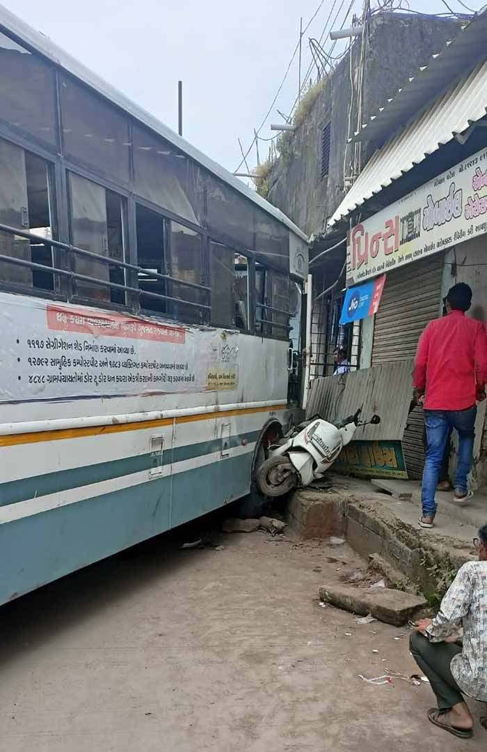  જૂનાગઢ: જૂનાગઢમાં એસ.ટી. બસે અકસ્માત સર્જ્યો છે. રોડ પર દોડી રહેલી બસની બ્રેક ફેલ થતા બસ ફરસાણની દુકાનમાં ઘૂસી ગઈ હતી. મળતી માહિતી પ્રમાણે બસની બ્રેક ફેલ થયા બાદ તે અચાનક રિવર્સ દોડી હતી. આ દરમિયાન બસે એક સ્કૂટરને કચડી નાખ્યું હતું. સ્કૂટરને કચડીને બસ દુકાનમાં ઘૂસી જતાં અફડાતફડી સર્જાઈ હતી.