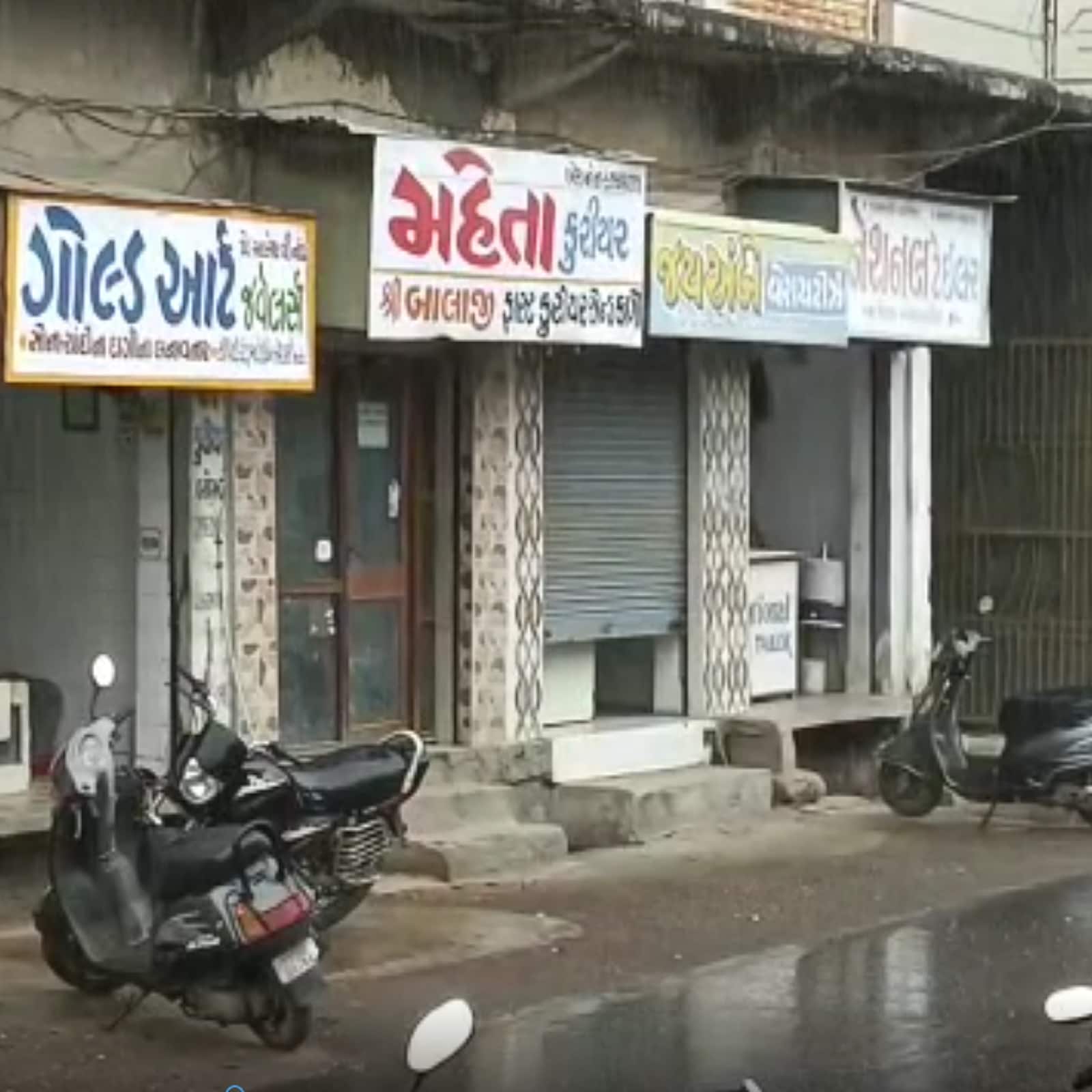 આ તરફ અમદાવાદમાં પણ વાતાવરણ પલટાયું હતું. શહેરના પૂર્વ વિસ્તારમાં વરસાદી વાદળો ઘેરાયા હતા ત્યાં જ ઓઢવ સહિતના વિસ્તારોમાં વરસાદી ઝાપટા પડતા વાતાવરણમાં ઠંડક પ્રસરી ગઇ હતી. શહેરના નવાવાડજ, અમરાઇવાડી અને ઓઢવ વિસ્તારમાં વરસાદ પડતા ખેલૈયાઓ મૂંઝવણમાં મૂકાયા હતા.