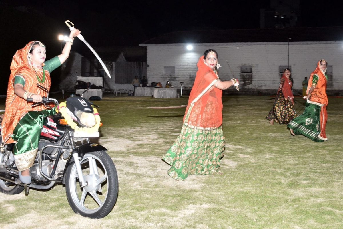 Rajkot : ક્ષત્રિય બહેનોનો બાઇક પર તલવાર રાસ જોઈને હૃદય ધબકારા ચૂકી જશે! Rajkot : ક્ષત્રિય બહેનોનો બાઇક પર તલવાર રાસ જોઈને હૃદય ધબકારા ચૂકી જશે!
