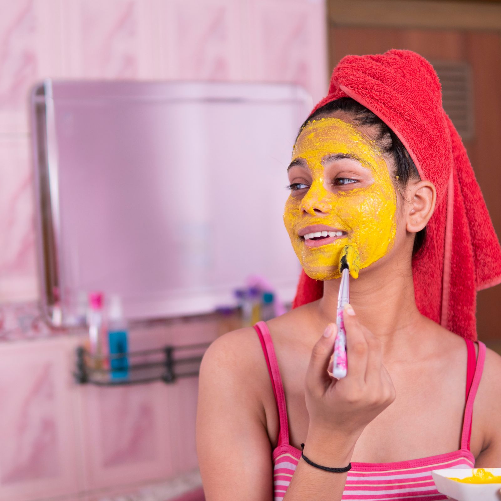  Skin care: સામાન્ય રીતે ચહેરા પર ગ્લો લાવવા માટે લોકો જાતજાતની ટ્રિટમેન્ટ લેતા હોય છે. આ સાથે અનેક પ્રકારના બ્યૂટી પ્રોડક્ટ્સનો યુઝ કરે છે. પરંતુ તમને જણાવી દઇએ કે આ ટાઇપ્સની ટ્રિટમેન્ટ અને બ્યૂટી પ્રોડક્ટ્સમાં અનેક પ્રકારના કેમિકલ્સ હોય છે જે સ્કિનને અનેક રીતે નુકસાન કરે છે. પરંતુ તમે ઘરેલુ નુસખાઓથી સ્કિનની કેર કરો છો તો કોઇ સાઇડ ઇફેક્ટ્સ થતી નથી અને સ્કિન મસ્ત થાય છે.