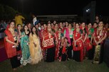રાસ ગરબાના રંગમાં રંગાયું ગાંધીનગર; ભાતીગળ પહેરવેશમાં 5 હજાર લોકોએ ગરબાની રમઝટ બોલાવી