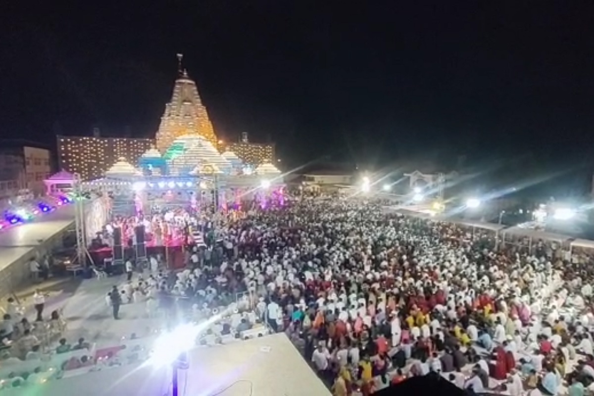  આજે શરદ પુનમના દિવસે અંબાજી મંદિરે માનવ મહેરામણ ઉમટ્યું છે. ભક્તોએ માં અંબાના દર્શન કરી ધન્યતા અનુભવી છે. શરદપૂર્ણિમાંના દિવસે જગત જનની મા અંબાની મંગળા આરતી સવારે 6 કલાકે કરાઈ હતી. આરતી ટાણે માં અંબાના માઈ ભક્તો ભાવવિભોર બન્યાં હતા. ત્યાં જ માં અંબાના દિવ્ય દર્શન અને મંગળા આરતીનો લાભ લેવા માટે દર્શનાર્થીઓની વહેલી સવારથી મોટી કતારો લાગી હતી.