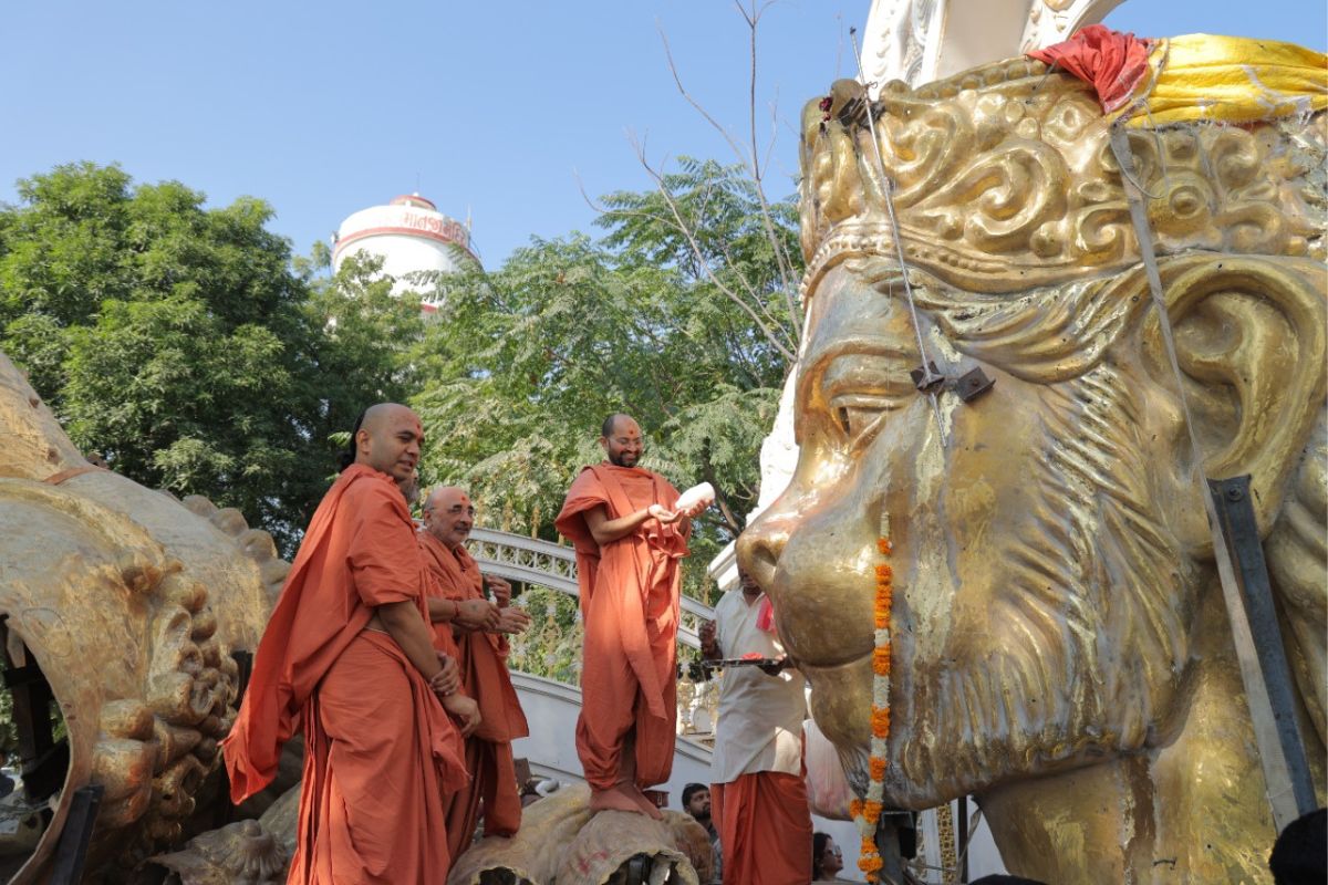  હવે શ્રદ્ધાનું બીજું નામ સાળંગપુર ધામને કિંગ ઓફ સાળંગપુરના નામથી ઓળખવામાં આવશે. 54 ફૂટની પ્રતિમાની કામગીરી ચાલી રહી છે ત્યારે પ્રતિમાના અલગ અલગ પાર્ટ અહીંયા આવી રહ્યા છે. આજે સાળંગપુરમાં હનુમાનજીની મૂર્તિનું મુખ આવતા વાજતે ગાજતે તેનું ભવ્ય સ્વાગત કરવામાં આવ્યું હતું.