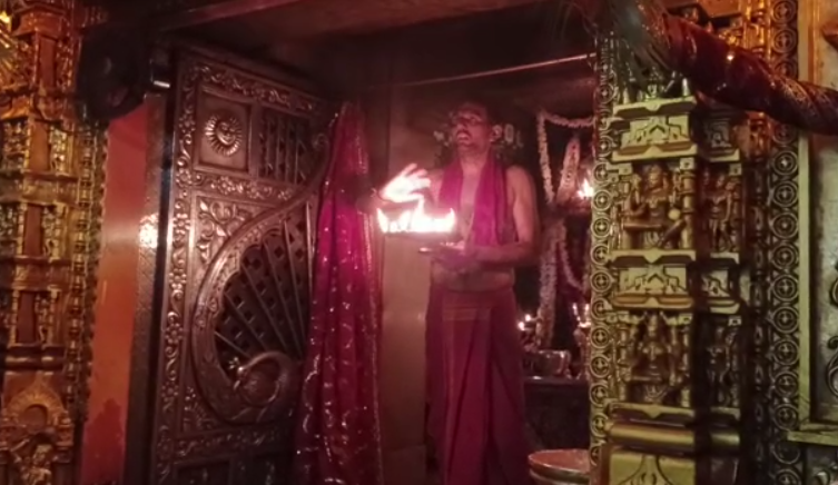  અંબાજી: પ્રસિદ્ધ યાત્રાધામ અંબાજીમાં વહેલી સવારે શરદપૂનમના મંગળ પર્વ પર મંગળા આરતી કરવામાં આવી. આ મંગળા આરતીમાં મોટી સંખ્યામાં ભક્તો ઉમટી પડ્યા હતા. શરદપૂનમ નિમિત્તે આજે રાત્રે 12 વાગ્યે વાગે દૂધ પૌવાનો કાર્યક્રમ પણ યોજવામાં આવશે.