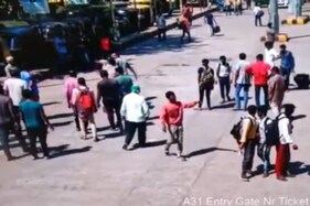 Video: રાજકોટ રેલવે સ્ટેશન પર સરાજાહેર મારામારી, પોલીસ કર્મીઓએ રીક્ષા ચાલકને માર્યો ઢોરમાર