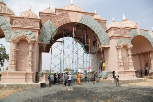 Learn about Pramukh Swami Maharaj Nagar's main entrance and grand memorial  statue AGP – News18 Gujarati