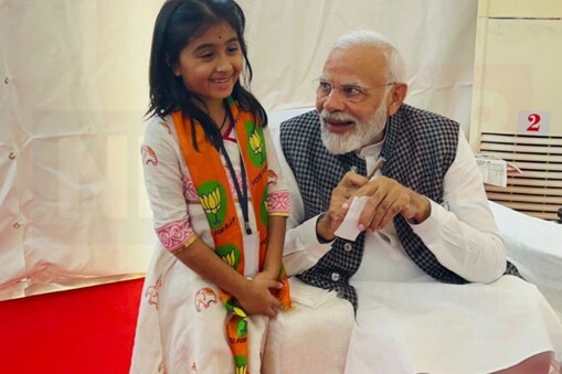 PM Modi with little girl BJP campaign Surendranagar - વડાપ્રધાન મોદી બાળકી  આધ્યા સાથે સુરેન્દ્રનગર – News18 Gujarati