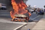વાપી: હાઇવે પર મોંઘીદાડ BMW કારમાં લાગી આગ, ભડ-ભડ સળગી ઉઠી