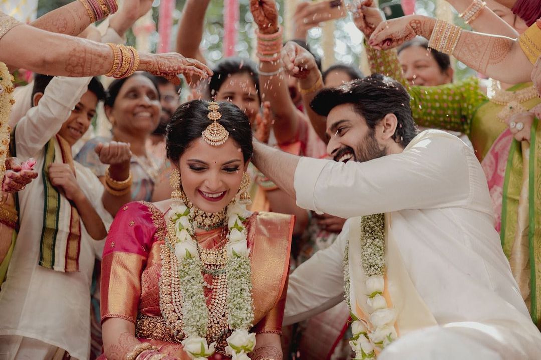  વાયરલ વીડિયોમાં જોઈ શકાય છે કે કપલે પહેલા એકબીજાને હાર પહેરાવ્યા અને પછી એકબીજા પર ફૂલોની વર્ષા કરીને લગ્નની તમામ જરૂરી વિધિઓ કરી.