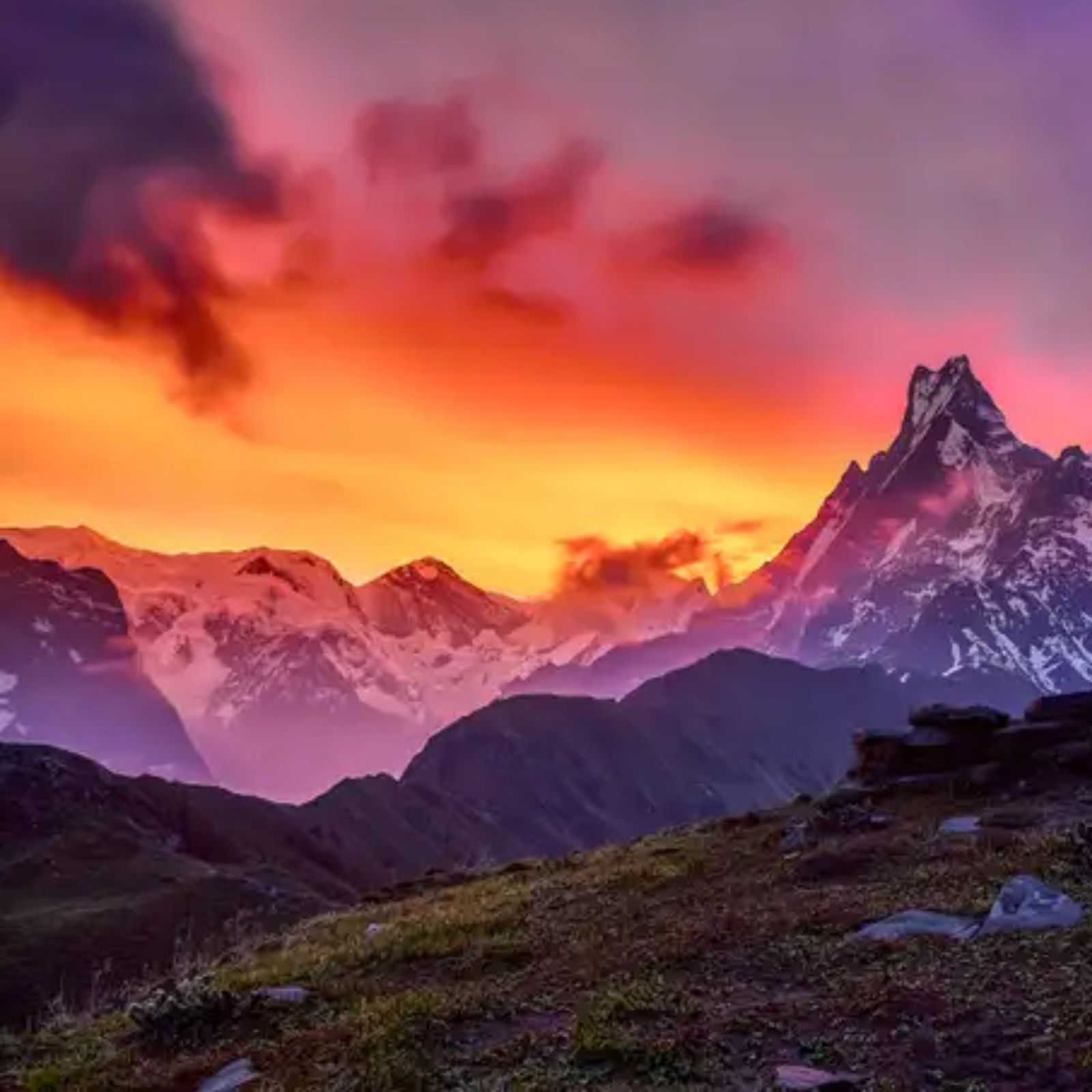  Uttarakhand Famous Travel Destinations:ઉત્તરાખંડનું નામ દેશના સૌથી પોપ્યુલર ડેસ્ટિનેશન્સમાં સામેલ છે. માઉન્ટેન લવર્સ અને એડવેંચર પ્રેમીઓ માટે ઉત્તરાખંડનો પ્રવાસ એક સપના સમાન છે.