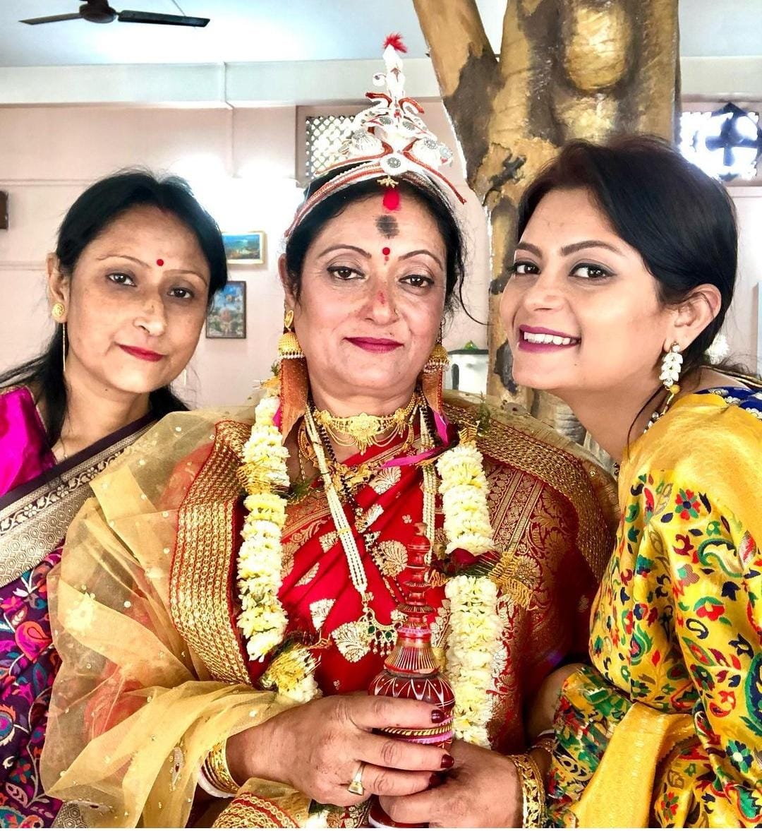  શિલોંગની રહેવાસી દેબર્તિ ચક્રવર્તીએ 50 વર્ષની ઉંમરે તેની માતા સાથે બીજા લગ્ન કર્યા હતા. પિતાના અવસાન બાદ માતા એકલી રહેતી હતી. પુત્રીએ તેની માતાને તેની ફરી લગ્ન કરવા માટે ઘણી વાર કહ્યું હતું. એક મીડિયા હાઉસ સાથેની વાતચીતમાં દેબરતીએ કહ્યું કે, હવે 50 વર્ષની ઉંમરે માતા લગ્ન માટે રાજી થઈ ગઈ છે. હવે માતા ખૂબ ખુશ છે. (Credit/Instagram/Deb Arti Ria Chakravorty)