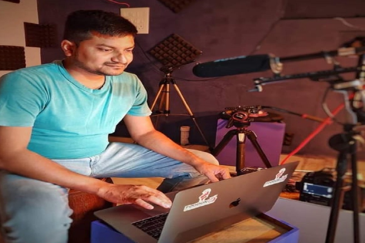  Sanjay Vaghela, Jamnagar: આજના યુગમાં યુવાધન સોશિયલ મીડિયા પાછળ ઘેલું બન્યું છે. ખાસ કરીને 15થી 30 વર્ષના યુવાનો કલાકોનો સમય બગાડી રહ્યાં છે. પરંતુ સોશિયલ મીડિયા માત્ર મોજશોખ નહીં પરંતુ આવકનો સ્ત્રોત પણ છે. કેટલાક યુવાનો નાની વયે લાખો રૂપિયાની કમાણી કરી રહ્યાં છે. આવો જ એક યુવક જામનગરમાં રહે છે જે ભોજનના વીડિયો બનાવીને સોશિયલ મીડિયા પર પોસ્ટ કરે છે, જેના બદલામા તેને લાખો રૂપિયાની ડોલરમાં આવક પણ થઇ રહી છે. આ ખેડૂત પુત્રને કોઇ નોકરી કરવાની જરૂર પડતી નથી, કારણ કે તેણે પોતાના શોખને જ આવડત બનાવી તેમાંથી પૈસા કમાઇ રહ્યો છે. તો કોણ છે આ યુવક અને કેવી રીતે પૈસા કમાઇ રહ્યો છે, આવો વિગતે જાણીએ.