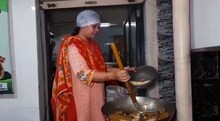 Rajkot: આ સાસુ-વહુ બનાવે શીરા જેવી ચીકી, સ્વાદ એવો કે દાઢે વળગશે