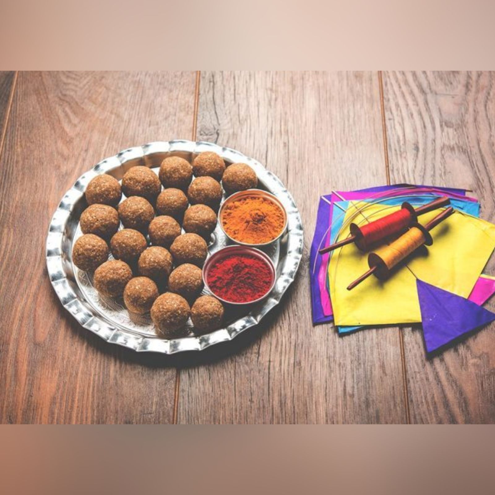  હિન્દુ ધર્મમાં મકર સંક્રાંતિના (Makar Sankranti 2023) તહેવારનું વિશેષ મહત્વ છે. મકર સંક્રાંતિનો તહેવાર દેશના તમામ રાજ્યોમાં ધામધૂમથી ઉજવવામાં આવે છે. દરેક જગ્યાએ આ તહેવારને અલગ અલગ રીતે ઉજવવામાં આવે છે. ઉત્તર ભારતમાં આ તહેવારને મકર સંક્રાંતિ (Makar Sankranti 2023)ના નામે ઓળખવામાં આવે છે. તેવામાં ગુજરાતમાં આ તહેવારને ઉત્તરાયણના નામે ઓળખવામાં આવે છે. આ દિવસે લોકો પતંગ ચગાવીને આ તહેવાર ઉજવે છે.