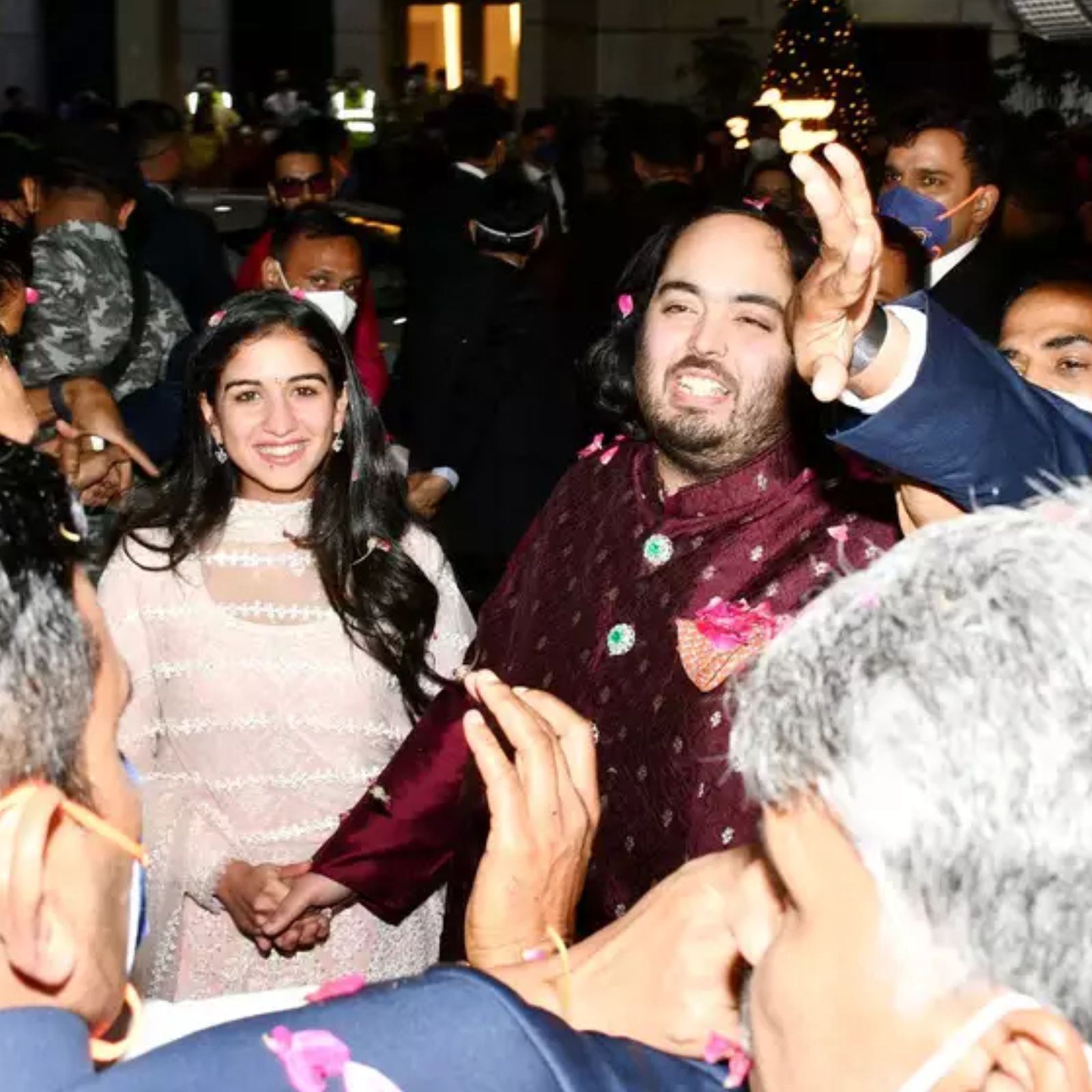  અનંત અંબાણી (Anant Ambani) અને રાધિકા મર્ચન્ટે ગુરુવારે સગાઇ કરી લીધી છે. બંનેની સગાઇની ઘણી સુંદર તસવીરો સોશિયલ મીડિયા પર વાયરલ થઇ રહી છે. તેવામાં સગાઇ બાદ અનંતના મુંબઇ સ્થિત ગર એંટીલિયા (Antilia)માં એક શાનદાર પાર્ટી રાખવામાં આવી હતી. આ પાર્ટીની ઘણી તસવીરો સામે આવ્યા છે જેમાં ધમાકેદાર સેલિબ્રેશન સાથે સાથે મહેમાનોની ચમક-ધમક પણ જોવા મળી રહી છે.