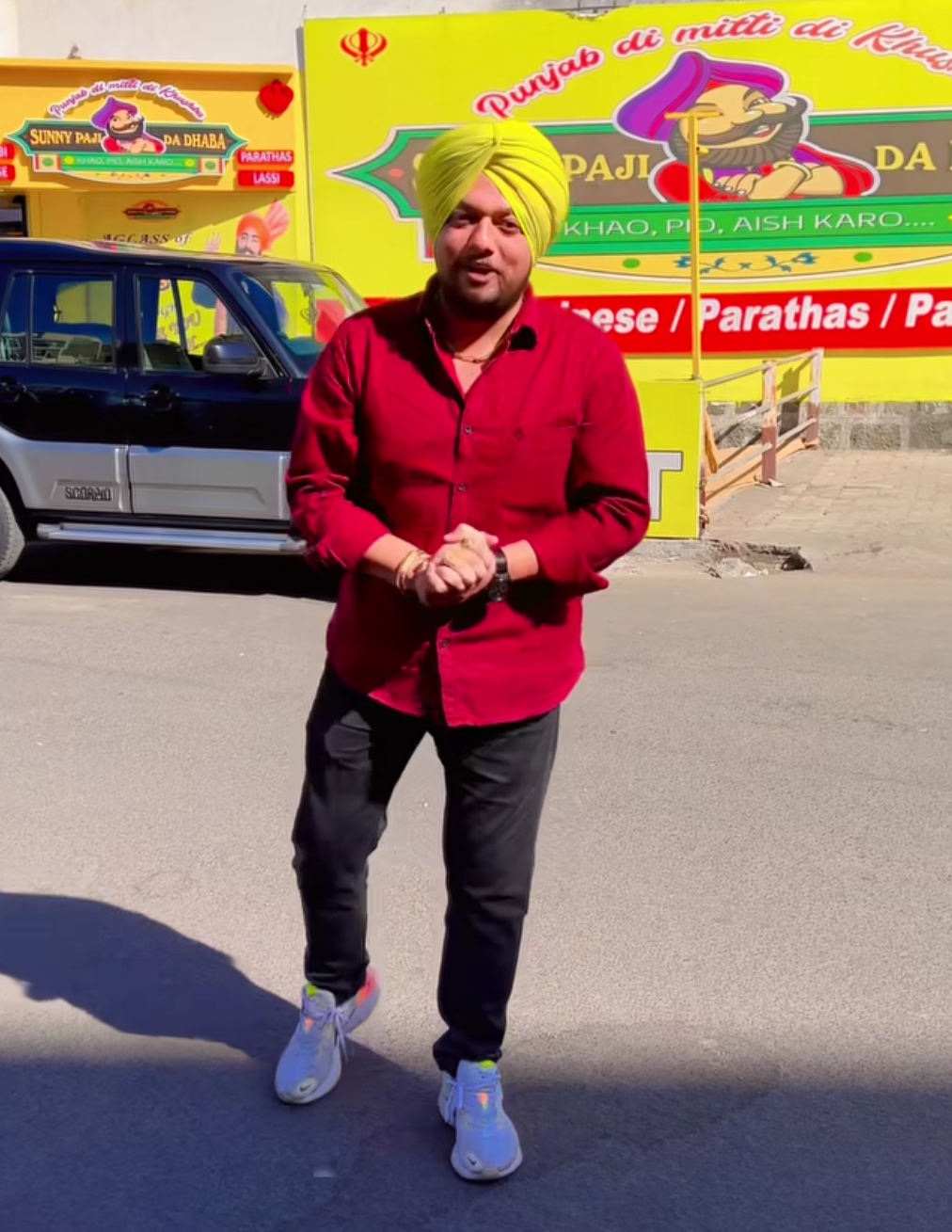  અંકિત પોપટ, રાજકોટ: 'સની પાજી દા ઢાબા'ના સંચાલક પિતા પુત્ર પોલીસ પકડથી બચવા માટે નાસી રહ્યા હોય તે પ્રકારની વિગતો સામે આવી છે. પત્નીએ ફરિયાદ નોંધાવ્યા બાદ પોલીસ પતિ અને સસરાને પકડવા માટે તેમના ઘરે પહોંચી હતી. પરંતુ ત્યાં તેમને ધર્મનો ધક્કો થયો હોવાનું સામે આવ્યું છે.