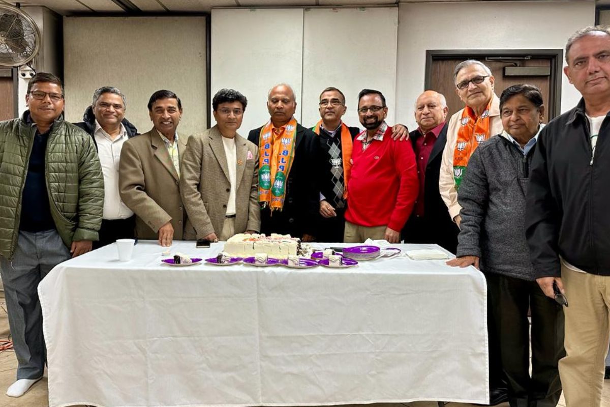  અમદાવાદ: ગુજરાત વિધાનસભાની ચૂંટણીમાં ભારતીય જનતા પાર્ટીએ ભવ્ય વિજય મેળવ્યો છે. ભારતમાં ભાજપ દ્વારા એની ઉજવણી થવી સ્વભાવિક છે, પણ આ ઉજવણી વિદેશની ધરતી પર પણ થઈ રહી છે. અમેરિકામાં વિવિધ સંસ્થાઓ દ્વારા વિજયના વધામણા થયા હતા.