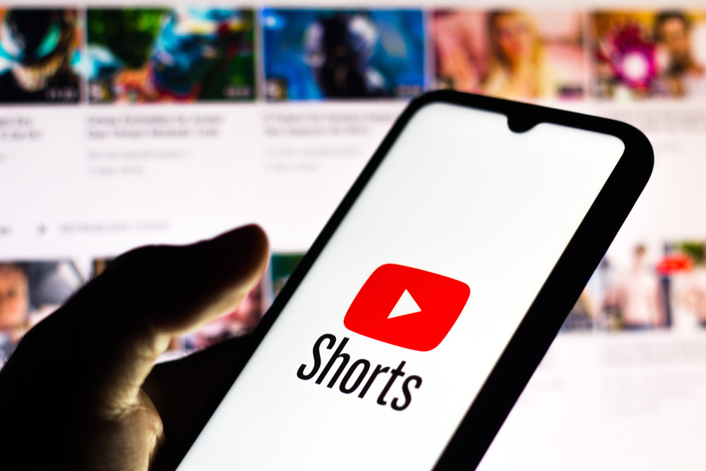  YouTube એ માહિતી આપી છે કે શોર્ટ્સ મોનેટાઇઝેશન મોડ્યુલ એવી રીતે કામ કરશે કે ચેનલો શોર્ટ્સ ફીડમાં વીડિયો વચ્ચે જોવા મળતી જાહેરાતોની આવક શેર કરી શકશે.