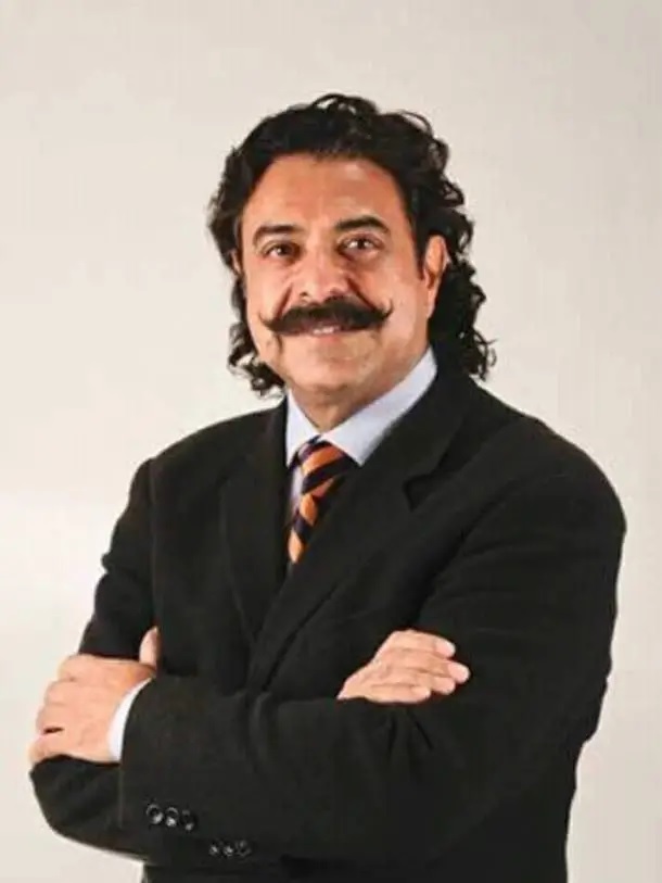  શાહિદ ખાન શાહિદ ખાનનું (Shahid Khan) નામ પાકિસ્તાનના અમીર લોકોની યાદીમાં સામેલ છે. શાહિદ ખાનનો જન્મ 18 જુલાઈ, 1950ના રોજ લાહોરમાં થયો હતો. શાહિદ પહેલા અમેરિકામાં રહ્યો અને પછી પાકિસ્તાન પાછો ગયો હતો. શાહિદ ખાન પાકિસ્તાનના સૌથી અમીર લોકોની યાદીમાં સામેલ છે. શાહિદે તે કંપની ખરીદી લીધી જેમાં તે પહેલા કામ કરતો હતો. (ફોટો-ટ્વીટર)