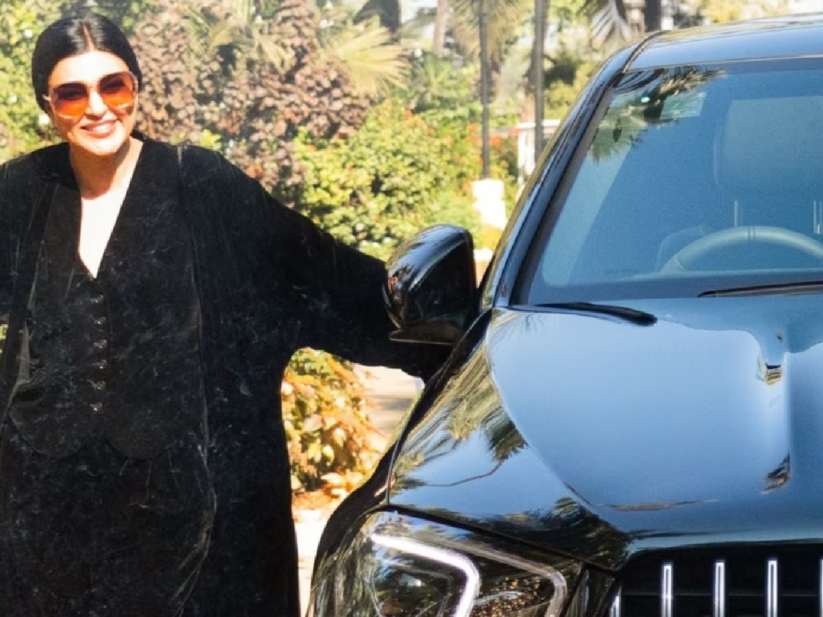  Mercedes-AMG GLE 53 4MATIC+ coupe SUV દેખાવ, અંદરથી લક્ઝરી અને પરફોર્મન્સની દ્રષ્ટિએ સુપરકાર છે. ભારતમાં આ SUVની એક્સ-શોરૂમ કિંમત લગભગ 1.63 કરોડ રૂપિયા છે.