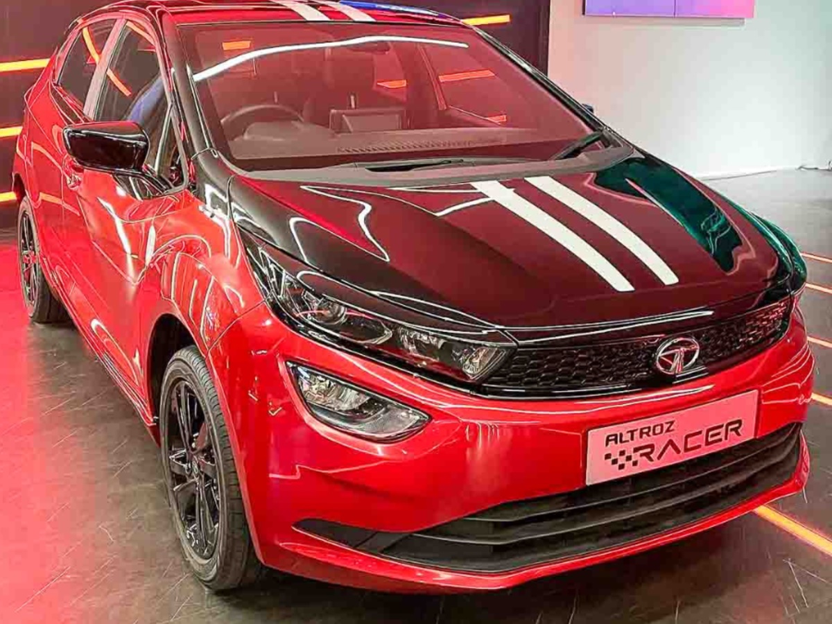 Altroz ​​CNG: ટાટાએ ઓટો એક્સપો દરમિયાન તેની સૌથી વધુ વેચાતી હેચબેક Altrozનું CNG વેરિઅન્ટ લોન્ચ કર્યું. આ કારમાં 1.2 લિટર ત્રણ સિલિન્ડર રેવોટ્રોન પ્રેરિત એસ્પિરેટેડ પેટ્રોલ એન્જિન આપવામાં આવ્યું છે. કંપનીએ કારના અનેક વેરિઅન્ટ CNGમાં લોન્ચ કર્યા છે. કારની ખાસિયત તેની માઈલેજ હશે અને તે એક કિલો સીએનજીમાં 28 કિમી દોડશે.