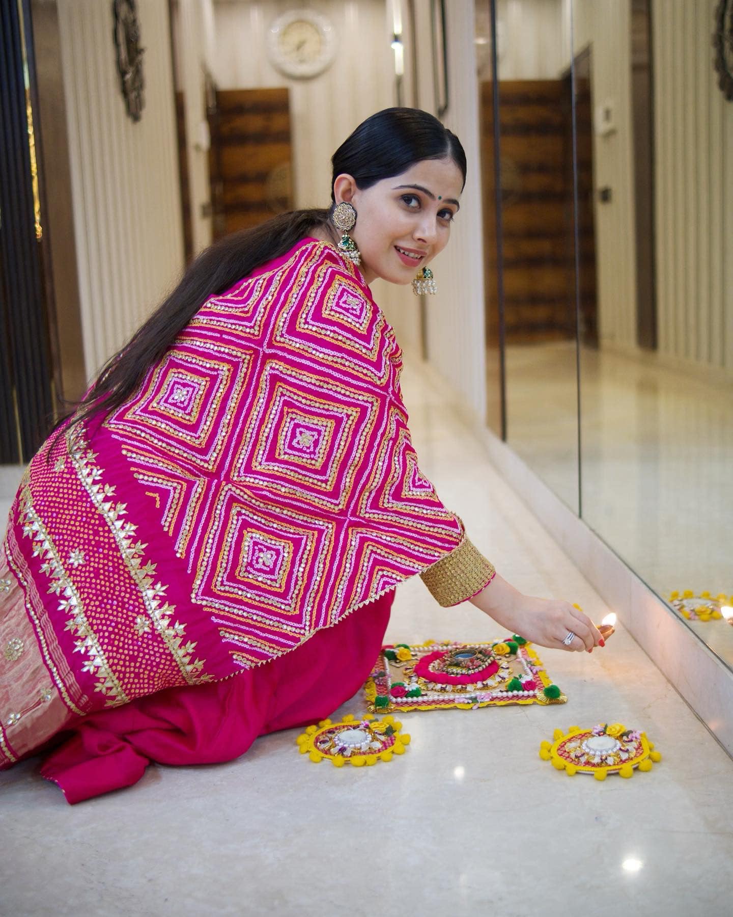  સુપ્રસિદ્ધ કથાવાચક જયા કિશોરી કોઈ પરિચયની મોહતાજ નથી. જયા કિશોરીનું નામ સાંભળતા જ લોકો તેમની કથામાં ડૂબી જાય છે. પોતાની મોટિવેશનલ સ્પીચના કારણે, પોતાની કથાઓની સાથે સાથે સુંદરતાના કારણે મોટા ભાગે ચર્ચામાં રહેતા કથાવાચક હંમેશા લોકોના દિલના રાજ કરે છે. હાલમાં જ આ કથાવાચક ફરી એક વાર લોકોની વચ્ચે ચર્ચાનો વિષય બન્યા છે. (facebook)
