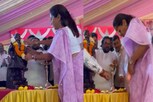 VIDEO: શિવાજી મહારાજની પ્રતિમાને હાર પહેરાવવા જતા સુપ્રિયા સુલેની સાડીમં આગ લાગી