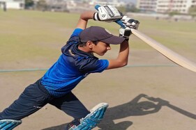 Jamnagar: દંગલ ફિલ્મને ટક્કર માટે તેવી કહાની, લારી ચલાવતા પિતાએ બંને દીકરીને બનાવી ક્રિકેટર!