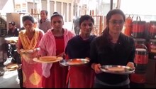 Rajkot: આખા વિશ્વમાં આવું માત્ર રાજકોટમાં જ, મહિલાઓ સામે આ રોટી બેંકમાં જમા કરાવે છે રોટલી!