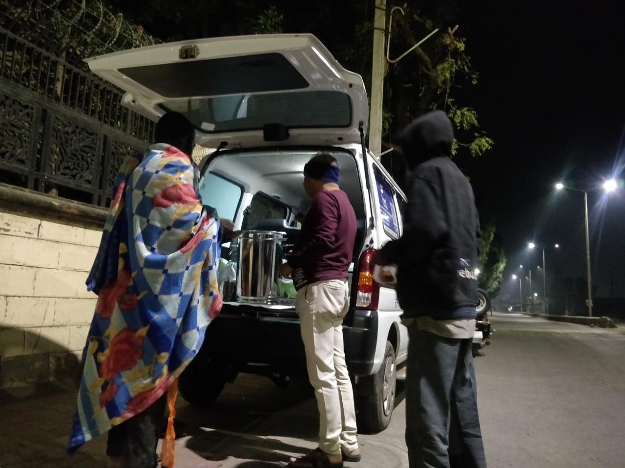  Rinku Thakor, Mehsana: મહેસાણાના આ યુવકો છેલ્લા ચાર વર્ષ થી ફૂડ ડોનેટ ચેરીટેબલ ટ્રસ્ટ ચલાવે છે. જેમા તેઓ જરૂરિયાતમંદ લોકોને જમવાનું પહોંચાડે છે.ચાર વર્ષ પહેલા ચાલુ  કરવામાં આવેલું ઓર્ગેનાઇઝેશન રોજના 100-150 લોકોને મફતમાં જમાડે છે.