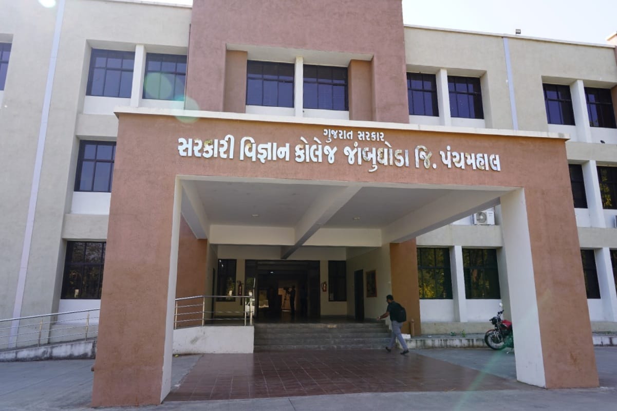  Nidhi Dave, Vadodara: રાજ્યના આદિવાસી અને દુર્ગમ પ્રાંતોમાં પણ યુવાનોને ઘર આંગણે ઉચ્ચ શિક્ષણ મળી રહે એ માટે રાજ્ય સરકાર દ્વારા અંતરિયાળ વિસ્તારોમાં શરૂ કરવામાં આવેલી કોલેજોએ જ્ઞાનનો દીપક પ્રજ્જવલિત કરવાનું શરૂ કર્યું છે. ખાસ કરીને જ્યાં મહાશાળા હોવી એ પણ ગૌરવપૂર્ણ બાબત છે, એવા વિસ્તારોની યુવતીઓ માટે તો ઉચ્ચશિક્ષણના નવા દ્વાર ખુલ્યા છે- જાંબુઘોડા સ્થિત સરકારી આર્ટ્સ અને સાયન્સ કોલેજે.