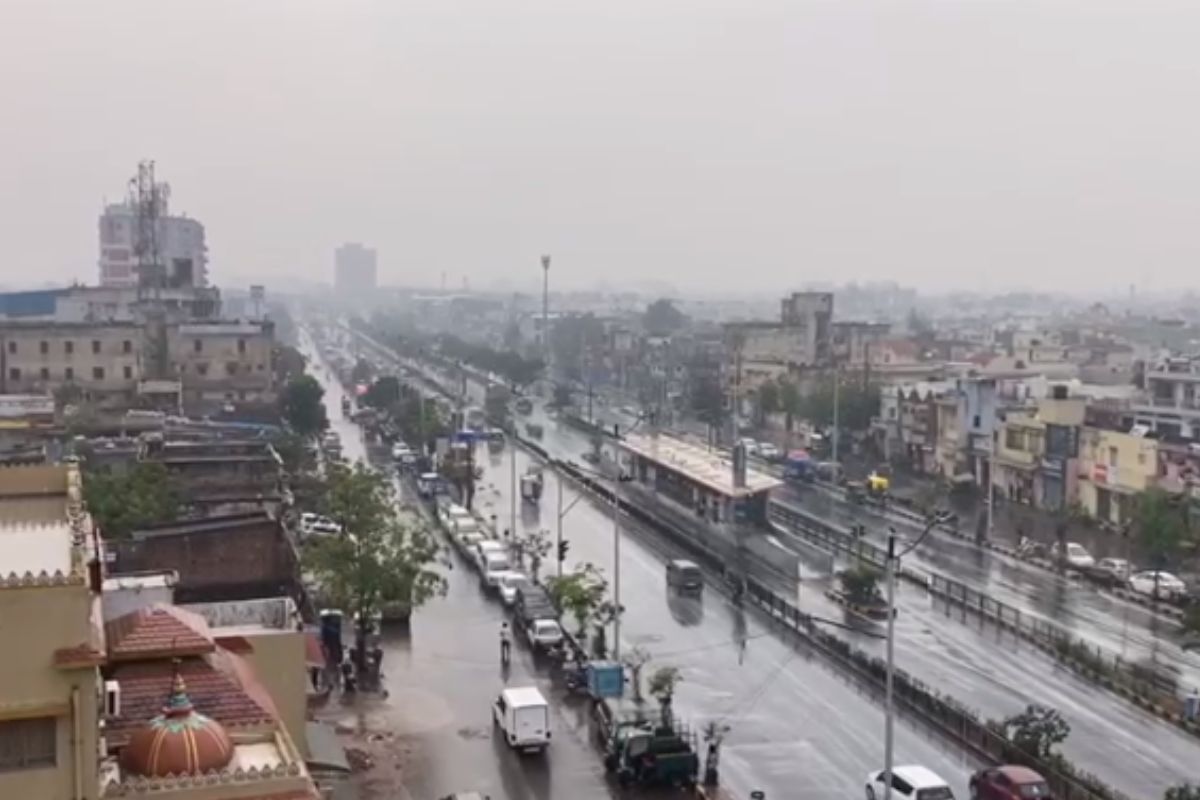  અમદાવાદ: આજે સવારથી જ રાજ્યના મોટાભાગના વિસ્તારોના વાતાવરણમાં પલટો જોવા મળી રહ્યો છે. અમદાવાદ સહિતના શહેરોમાં વરસાદ જોવા મળી રહ્યો છે. આ દરમિયાન હવામાન વિભાગની આગાહી સામે આવી છે. હવામાન વિભાગની આગાહી અનુસાર, રાજ્યમાં પૂર્વ દક્ષિણના પવનો ફૂંકાયા છે. આજે રાજ્યના વાતાવરણ પલટો રહેશે. સાથે જ સામાન્ય વરસાદની આગાહી કરવામાં આવી છે. રાજ્યમાં અમુક વિસ્તારમાં સામાન્ય વરસાદની સંભાવના છે. જ્યારે 24 કલાક બાદ ફરી ઠંડીનું જોર વધશે.