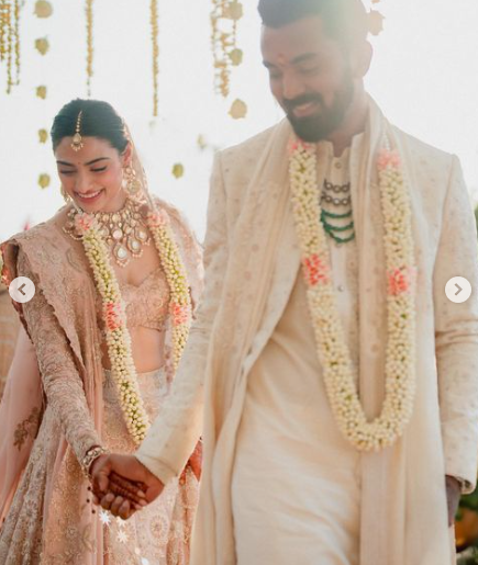  સુનીલ શેટ્ટીની (Suniel Shetty) લાડલી આથિયા શેટ્ટી (Athiya Shetty) અને કેએલ રાહુલ (KL Rahul) 23 જાન્યુઆરીએ લગ્નના બંધનમાં બંધાયા હતા. આથિયા શેટ્ટી અને કેએલ રાહુલના લગ્ન ખૂબ જ ચર્ચામાં રહ્યાં હતાં.