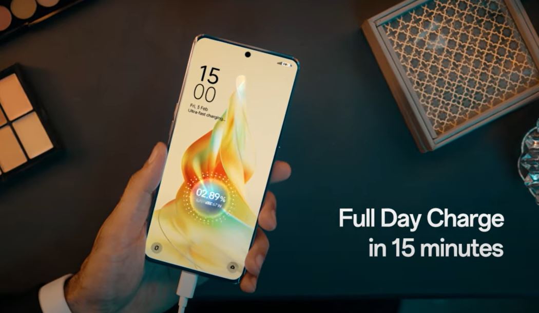  Oppo Reno 8T 5G ની કિંમત 29,999 રૂપિયા રાખવામાં આવી છે. તેને મિડનાઈટ બ્લેક અને સનરાઈઝ ગોલ્ડ કલર ઓપ્શનમાં રજૂ કરવામાં આવ્યું છે. ગ્રાહકો તેને 10 ફેબ્રુઆરીથી ફ્લિપકાર્ટ, ઓપ્પો ઈન્ડિયા સ્ટોર અને ઓફલાઈન સ્ટોર્સ પરથી ખરીદી શકશે. ફોન માટે પ્રી-બુકિંગ 3 ફેબ્રુઆરીથી કરી શકાશે.